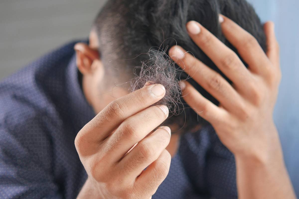 Infographic showing how breathable vs. non-breathable hair caps affect scalp oxygenation, moisture retention, and follicle stress