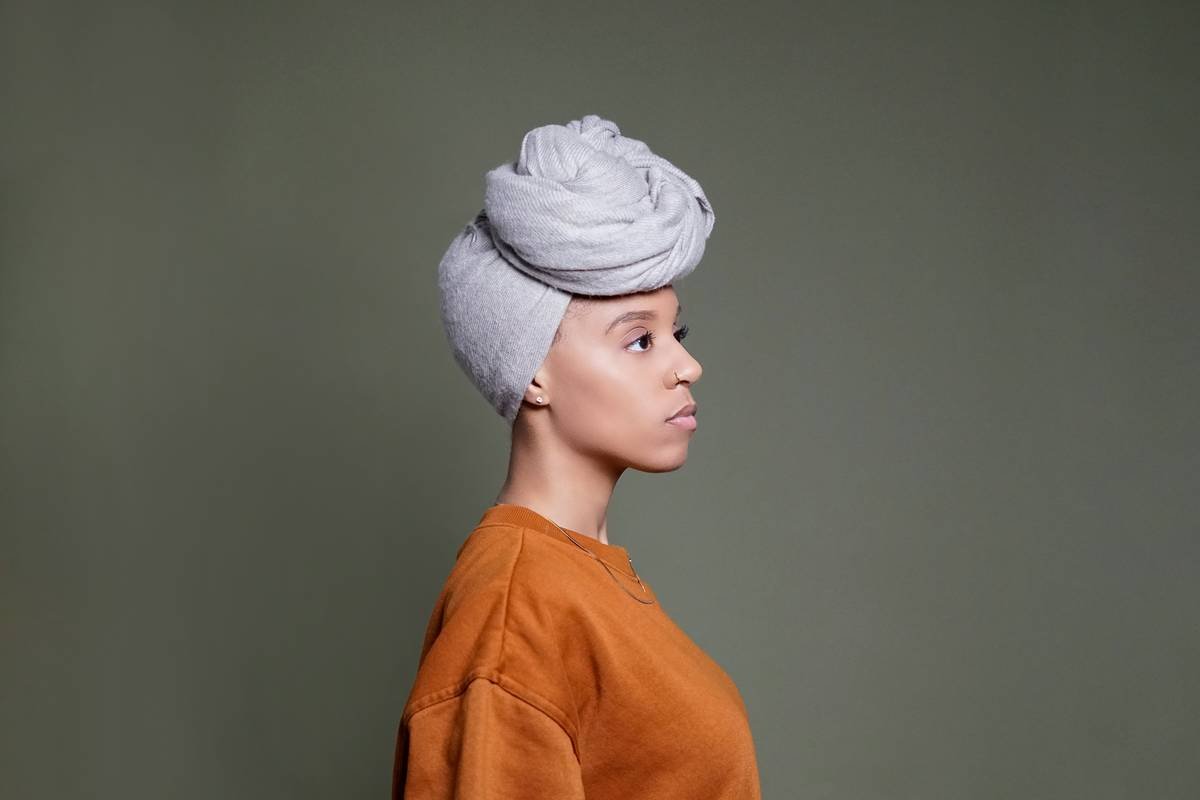 Bar chart comparing hair breakage rates: 68% less breakage with silk vs. cotton pillowcases over 4 weeks