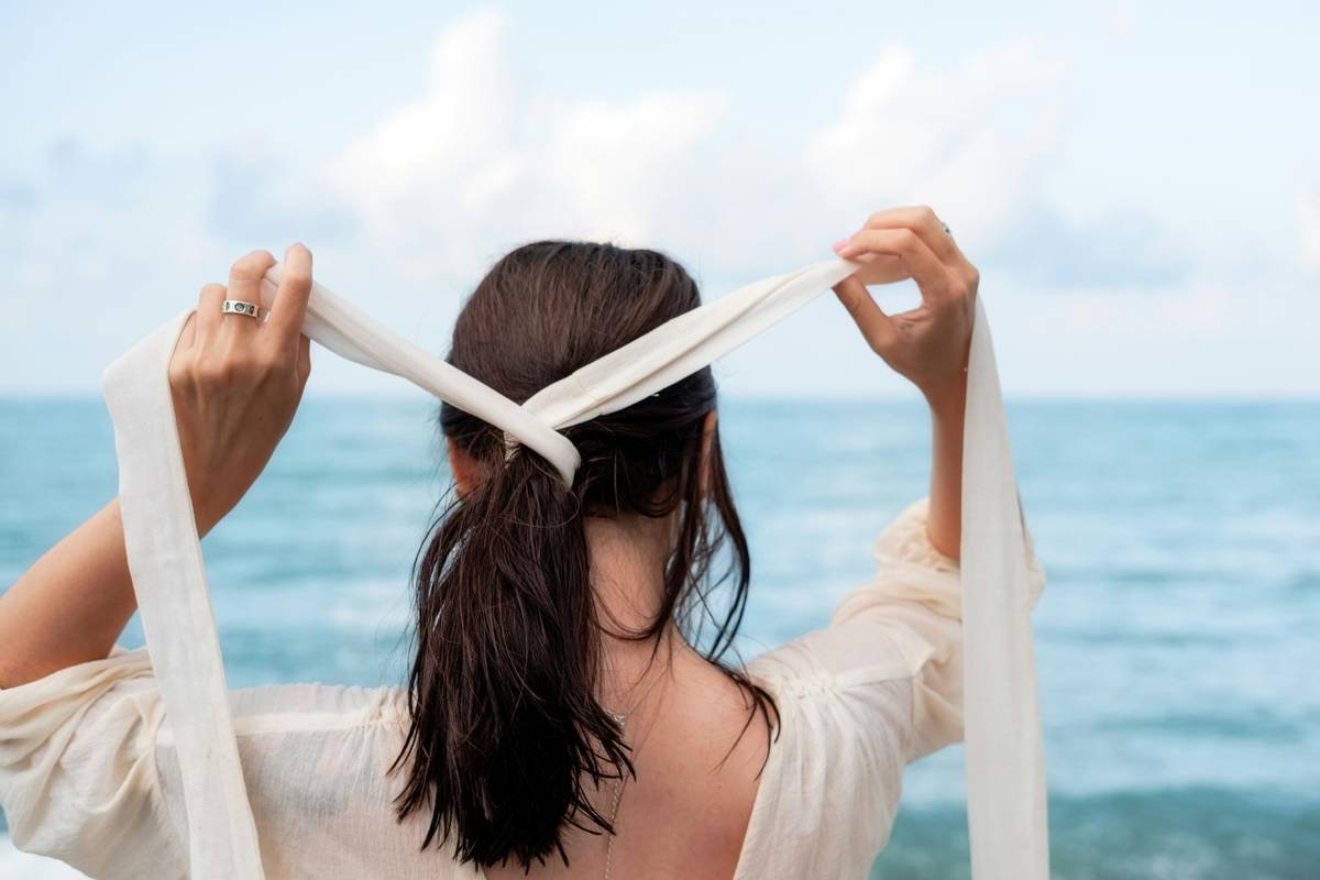 Bar chart comparing hair friction levels: silk shows 43% less friction than cotton, satin polyester shows only 22% less
